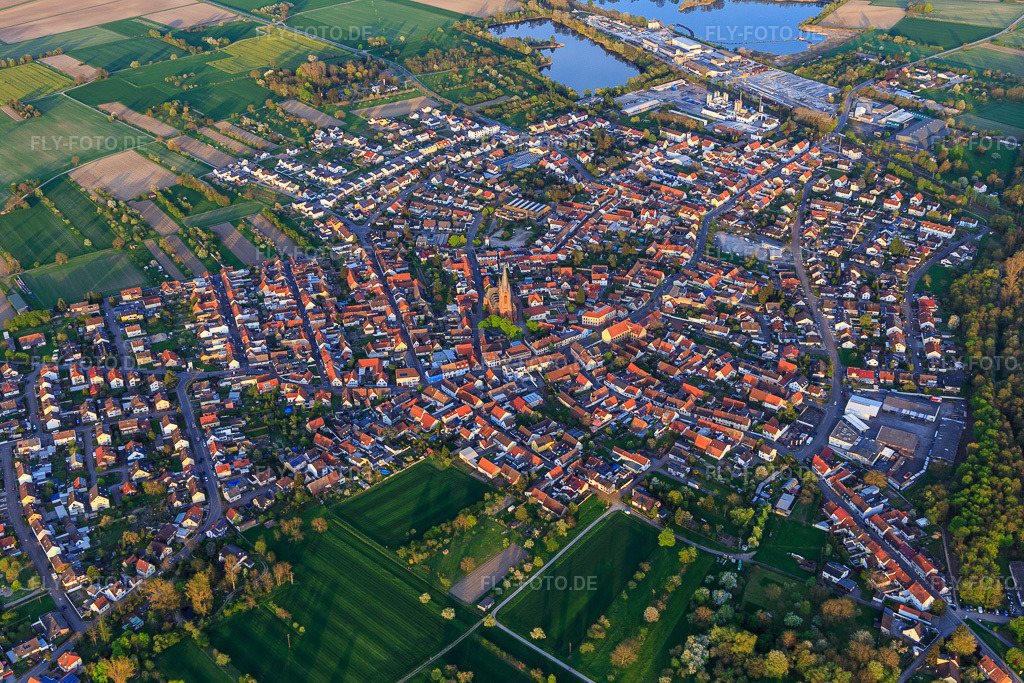 Luftbild: Kirche St. Vitus in der Ortsmitte aus Westen im Ortsteil Rheinsheim in Philippsburg im Bundesland Baden-Württemberg in Deutschland. Foto: IMG_106647.jpg vom 17.04.2018 durch Werner Riehm/FLY-FOTO.de