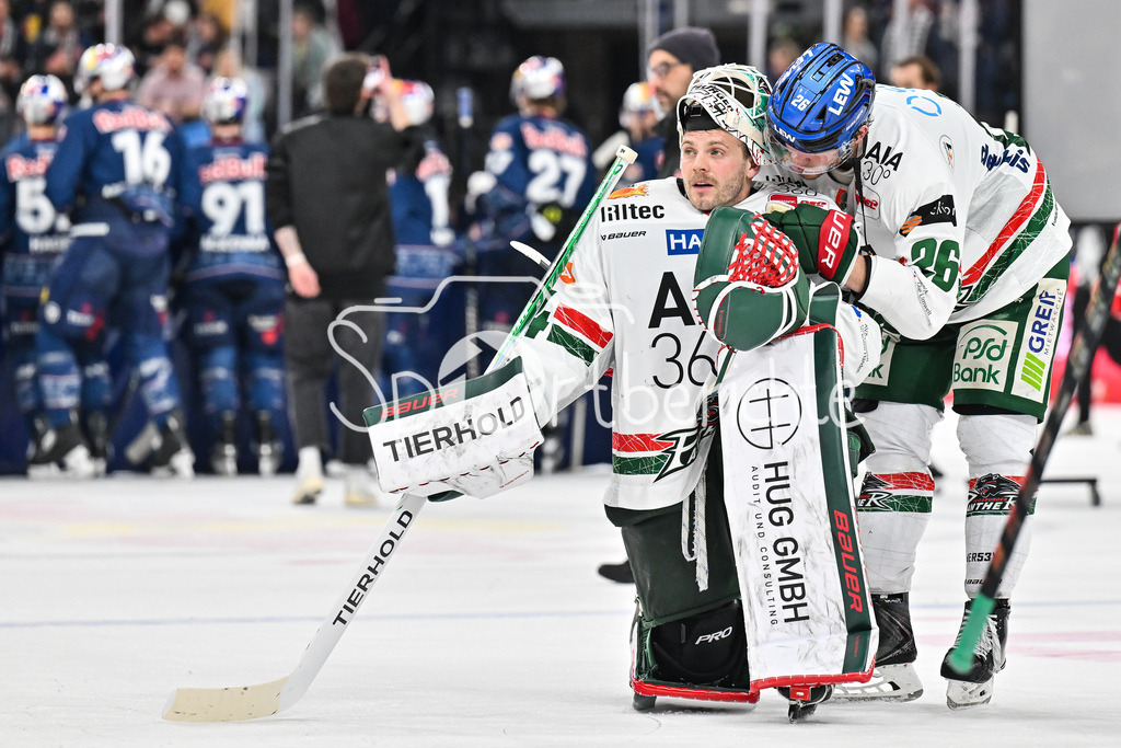 EHC RB München - Augsburger Panther | MUNICH, GERMANY - 30. DECEMBER:  Die Spieler der Augsburger Panther bedanken sich nach der Niederlage in München bei den Fans nach dem Match zwischen dem EHC Red Bull München und den Augsburger Panthern am 34. Spieltag der Penny DEL im SAP Garden / Michael GARTEIG (Augsburger Panther 34 und Alexander BLANK (Augsburger Panther 26)
