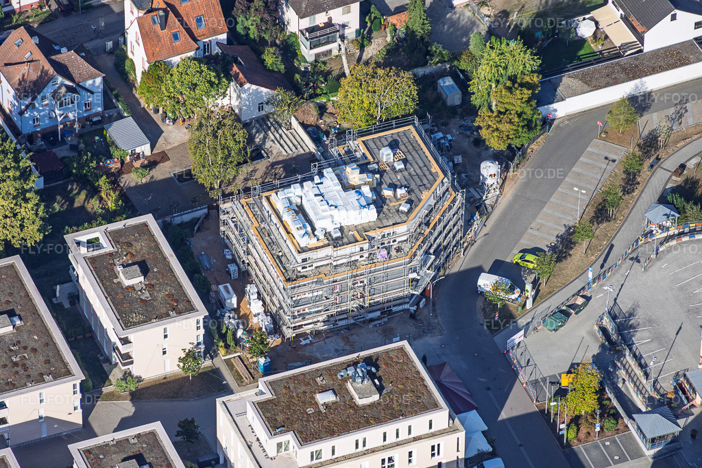 Luftbild: Neubaustelle für 18 Eigentumswohnungen Im Stadtkern von Grathwohl Erdbau, ETNA BAU GmbH und Abbruch GmbH und A-K.Bau GmbH    https:/// in Kandel im Bundesland Rheinland-Pfalz in Deutschland. – Foto: IMG_159659.jpg vom 27.09.2026 durch Werner Riehm/FLY-FOTO.de – Auflösung des Originals: 5702 x 3801 px – Ihr Immobilienmakler in Landau – A1 Abendschein Immobilien – Grathwohl Grünstadt – ETNA BAU GMBH | Ihr Rohbauer aus Landau (Pfalz) – ETNA BAU GMBH | Ihr Rohbauer aus Landau (Pfalz)