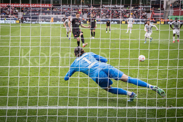 German Bundesliga, Bayer 04 Leverkusen vs. VfL Wolfsburg, 04.04.2026 | LEVERKUSEN, GERMANY - APRIL 4, 2026 :  Patrik Schick (Bayer 04 Leverkusen, 14) scores by penalty (3:3), keeper Kamil Grabara (VfL Wolfsburg, 1) jumps into the wrong corner during the German Bundesliga match on gameday 28 between Bayer 04 Leverkusen vs. VfL Wolfsburg at BayArena on April 4, 2026 in Leverkusen, Germany. DFL REGULATIONS PROHIBIT ANY USE OF PHOTOGRAPHS AS IMAGE SEQUENCES AND/OR QUASI-VIDEO.