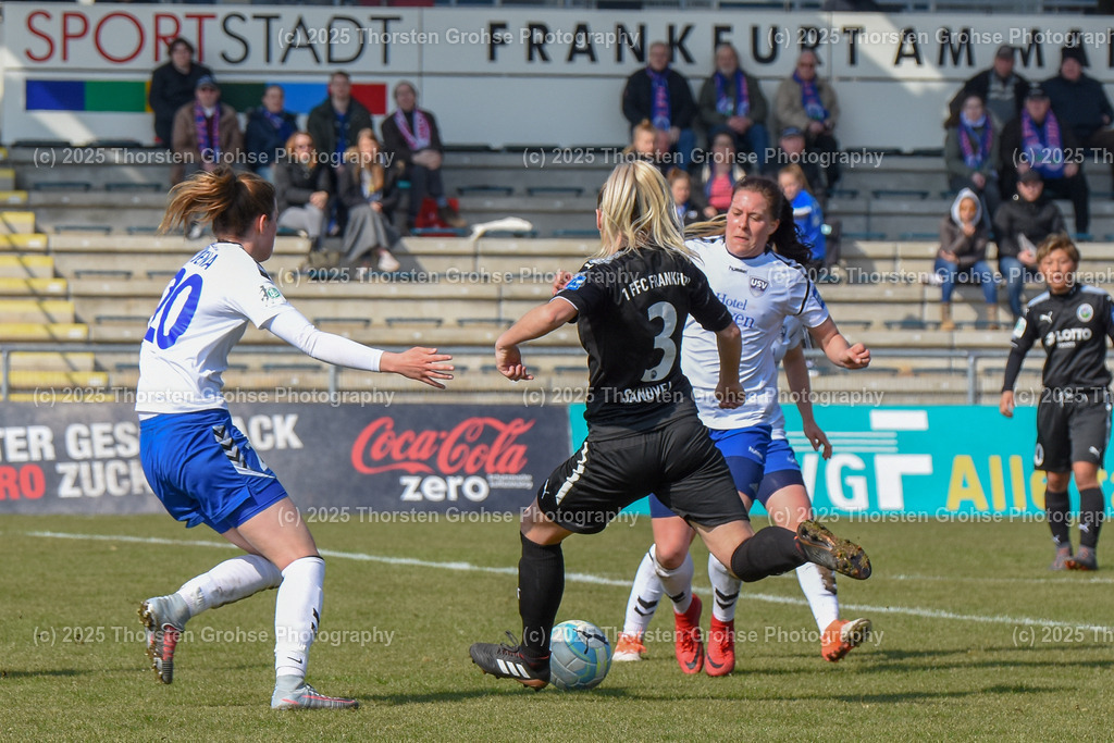 Fussball-BL Frauen 1. FFC Frankfurt vs. FF USV Jena | Lara Schmidt #20 (FF USV Jena), Sandvej Cecilie #3 (1.FFC Frankfurt); Fussball-BL Frauen 1. FFC Frankfurt vs. FF USV Jena, Fussball-Bundesliga Frauen am 25.03.2018 im Stadion am Brentanobad in Frankfurt/Main, (Deutschland) - Realisiert mit Pictrs.com