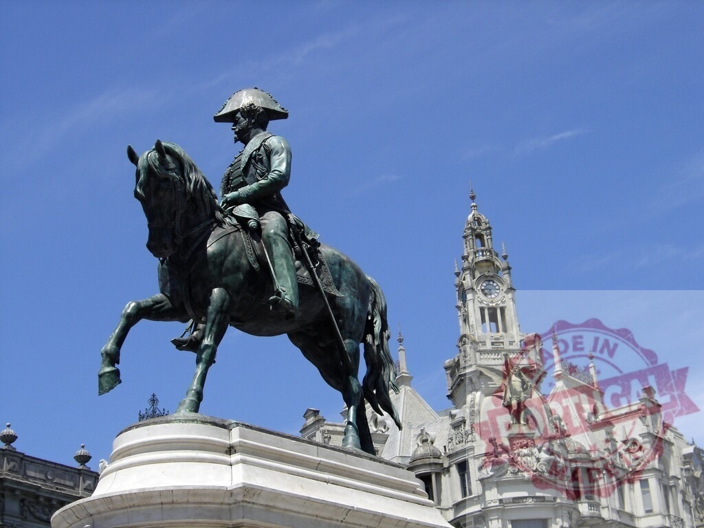 King Pedro IV equestrian monument in Porto | Bronze statue of King Pedro IV with the Câmara Municipal do Porto building under blue sky - Realisiert mit Pictrs.com