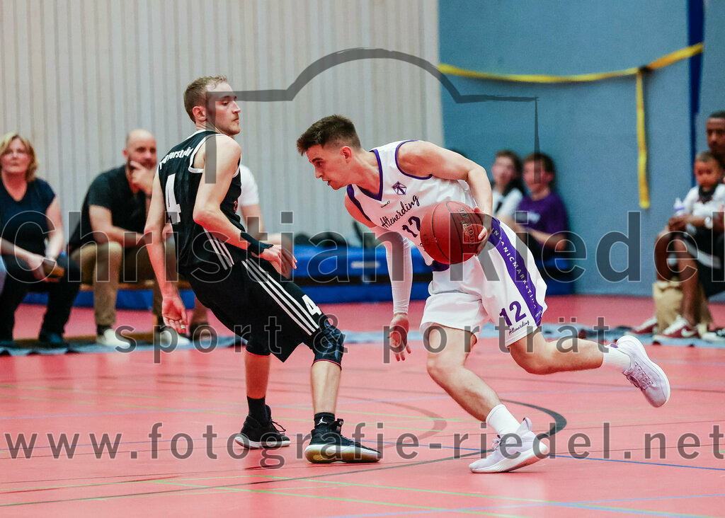 2022-05-15_082_SpVgg_Altenerding_gegen_TSV_Muenchen-Forstenried | Erding, Deutschland, 15.05.2022:
Basketball, Bezirksliga 2021 / 2022, Play-Offs, SpVgg Altenerding gegen TSV München-Forstenried, Endergebnis: 55:57

Philipp Wißmeier (TSV München-Forstenried, #4), Sebastian Weber (SpVgg Altenerding, #12)

Foto: Christian Riedel / fotografie-riedel.net