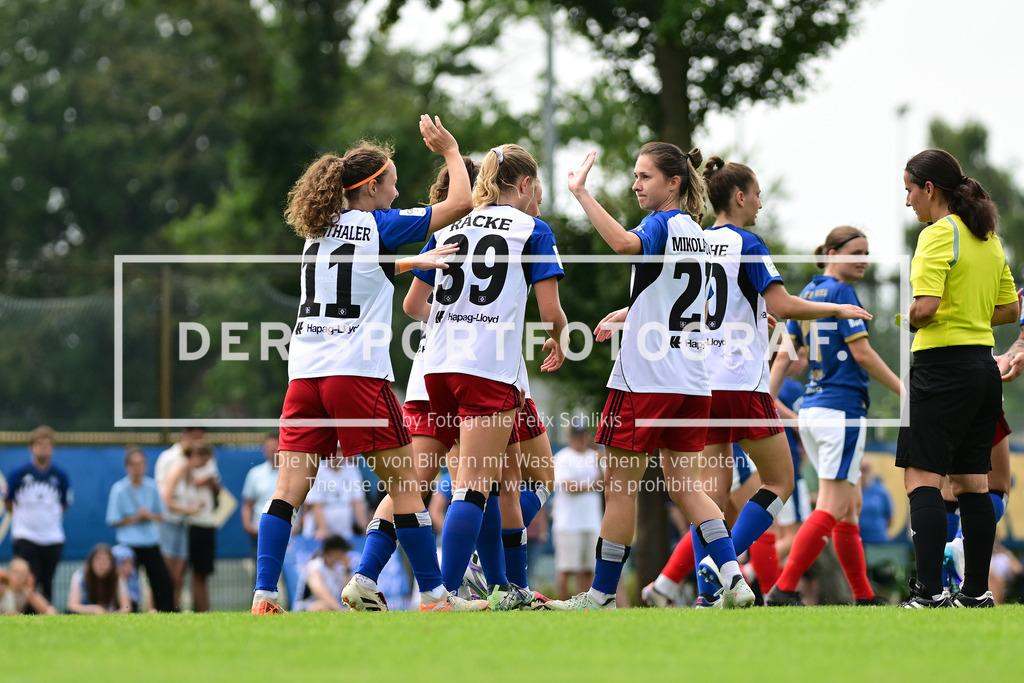Fußball I Frauen I Saison 2025-2026 I Testspiel I Hamburger SV - Holstein Kiel I 55960 | Jubel, Begeisterung, Enthusiasmus, Euphorie, Freude, Glücksgefühl, Heiterkeit bei: Hamburger SV Frauen Melanie Brunnthaler (11, Hamburger SV) und Maria Mikolajova (27, Hamburger SV) - Realisiert mit Pictrs.com