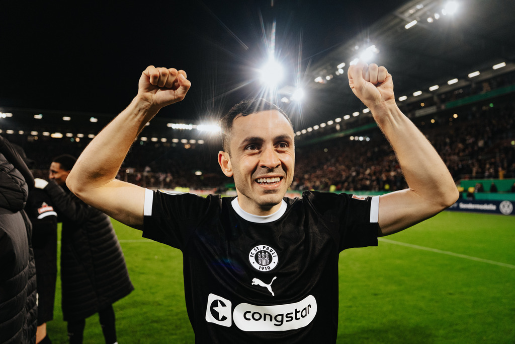 FCS08551 | Der offizielle Shop für FC St. Pauli Fotos. Wähle aus Spielszenen & Fanmomenten dein FCSP Wunschformat. Wir liefern Millerntor-Atmosphäre.