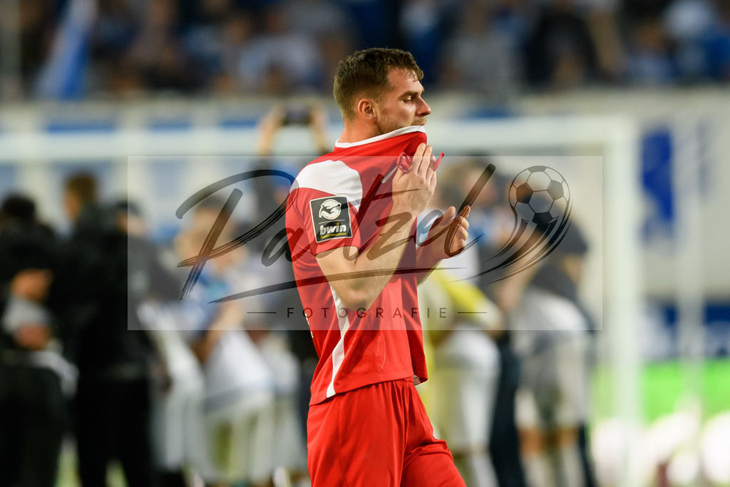 FCMFCK20210904_076(1) | Fussball, Herren: Kevin Kraus (1. FC Kaiserslautern) enttaeuscht beim Spiel der 3. Liga zwischen 1. FC Magdeburg und 1. FC Kaiserslautern in der MDCC-Arena am 04.09.2021 in Magdeburg, Deutschland.DFB / DFL REGULATIONS PROHIBIT ANY USE OF PHOTOGRAPHS AS IMAGE SEQUENCES AND/OR QUASI-VIDEO. - Realisiert mit Pictrs.com