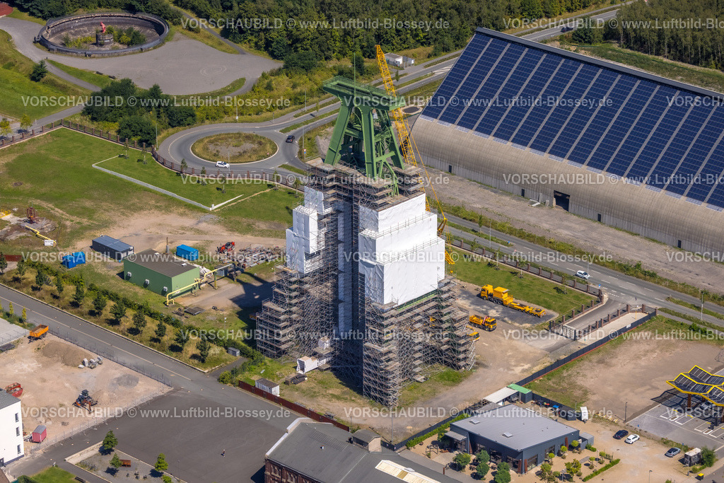 Dinslaken240803142 | Luftbild, Bergpark Lohberg Kreativquartier, mit Gerüst verhüllter Förderturm für Sanierung, lange Kohlenmischhalle Lohberg mit Solardach Oberlohberg, Dinslaken, Ruhrgebiet, Nordrhein-Westfalen, Deutschland
