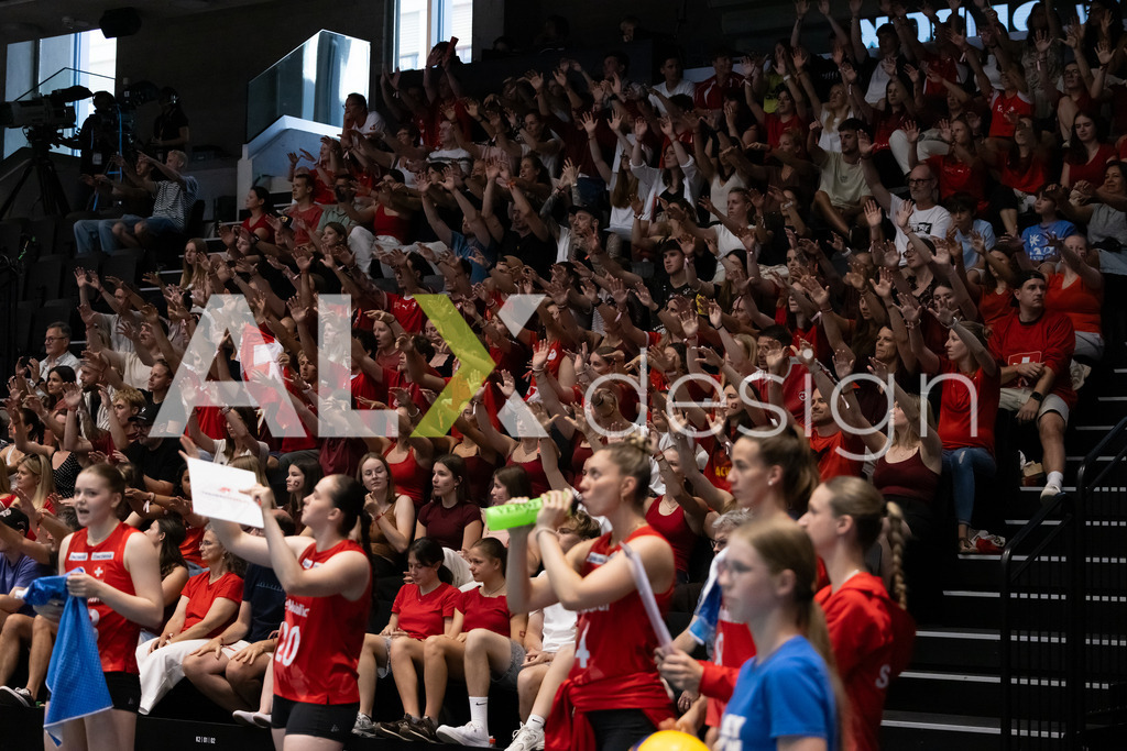 Austria v Switzerland - CEV European League Women | KRIENS, SWITZERLAND - JUNE 14: Fans of Switzerland celebrating a „Monsterblock“ during the CEV European League match between Austria and Switzerland at Pilatus Arena on June 14, 2026 in Kriens, Switzerland. - Realisiert mit Pictrs.com