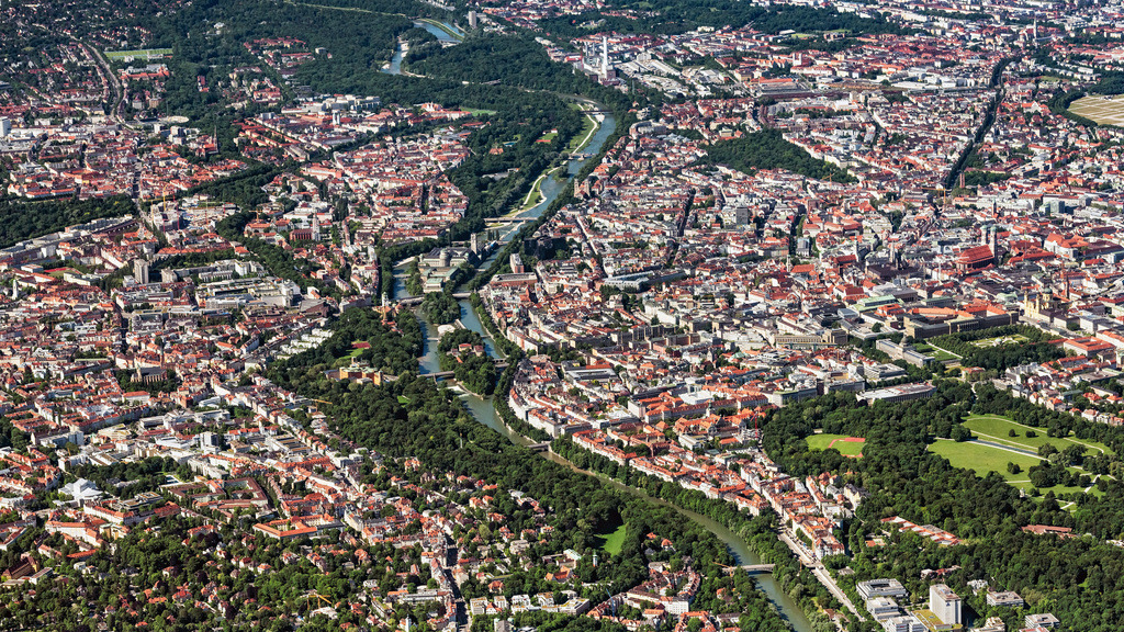 dr__0065361.jpg | MüNCHEN 15.06.2021 Stadtansicht am Ufer des Flußverlaufes der Isar in München im Bundesland Bayern, Deutschland. // City view on the river bank of the river Isar in Munich in the state Bavaria, Germany. Foto: Daniel Reiter