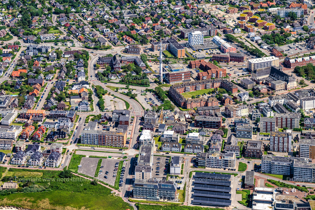 Sylt_Westerland_Telekom_ELS_4749130625 | WESTERLAND 13.06.2025 Stadtansicht des Innenstadtbereiches mit dem Fernsehturm in Westerland auf der Insel Sylt im Bundesland Schleswig-Holstein, Deutschland. // City view of the inner city area with the television tower in Westerland on the island of Sylt in the state Schleswig-Holstein, Germany. Foto: Martin Elsen
