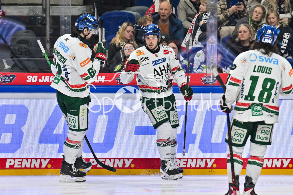 Eisbären Berlin - Augsburger Panther | BERLIN, GERMANY - 04. JANUARY: Jubel der Gäste nach dem Treffer zum 1-5 druch Riley DAMIANI (Augsburger Panther 19) / Tor / Torschuetze / Freude / Happy während dem Match zwischen den Eisbären Berlin und den Augsburger Panthern am 36. Spieltag der Penny DEL in der UBER Arena