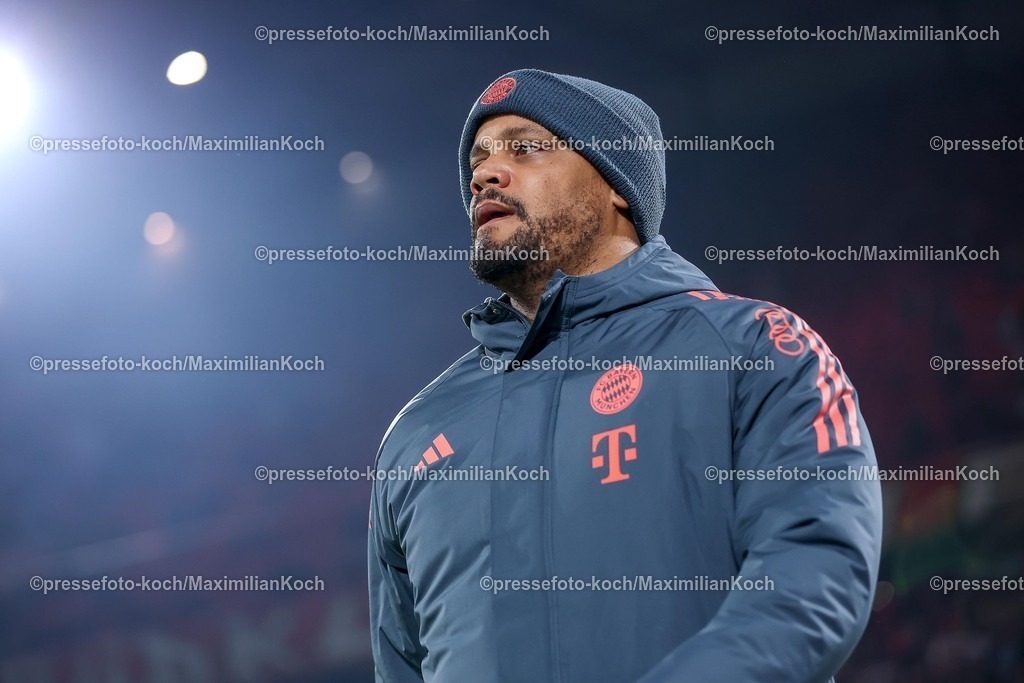 1FC14012601074 | 14.01.2026, Fußball, 1. FC Köln - FC Bayern München, 1. Fußball Bundesliga, 17. Spieltag, RheinEnergie-STADION, Saison 2025 2026: Cheftrainer Vincent Kompany (FC Bayern Muenchen #hc)  DFB regulations prohibit any use of photographs as image sequences and or quasi-video.