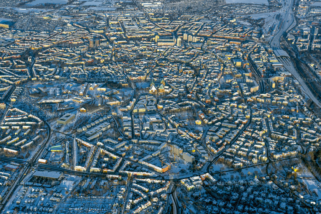 4045049 | ERFURT 14.02.2021 Winterlich schneebedeckte Stadtgebiet mit Außenbezirken und Innenstadtbereich in Erfurt im Bundesland Thüringen, Deutschland. // Wintry snowy city area with outside districts and inner city area in Erfurt in the state Thuringia, Germany. Foto: Gerhard Launer