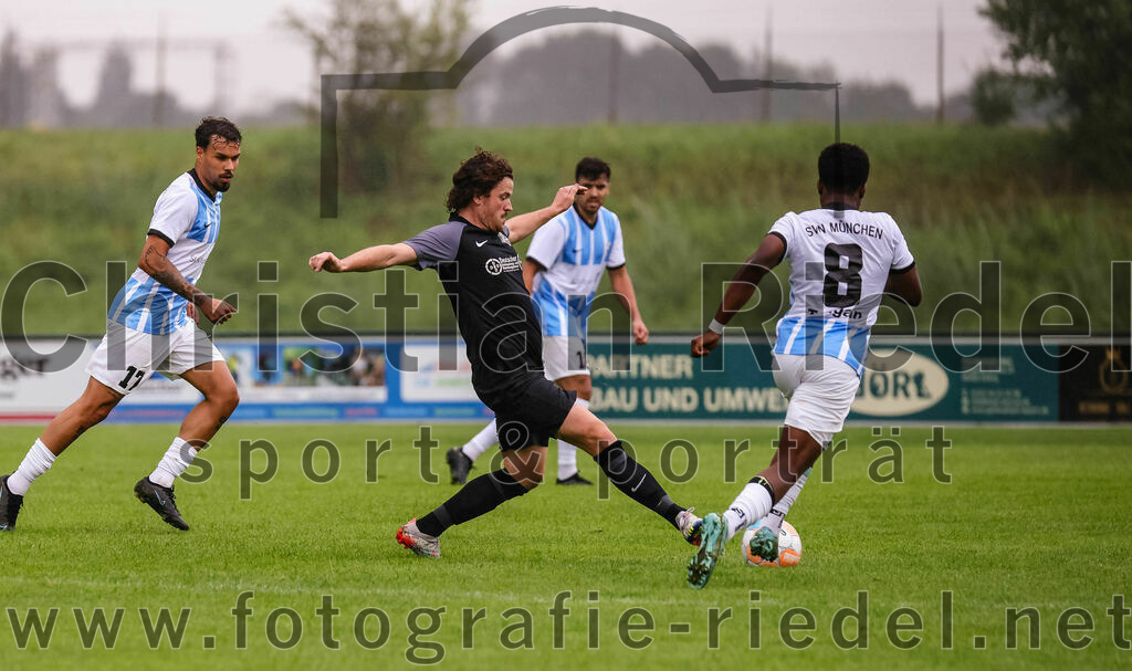 2023-08-05_043_FC_Langengeisling_gegen_SVN_Muenchen | Erding, Deutschland, 05.08.2023:
Fußball, Bezirksliga Oberbayern Ost 2023 / 2024, 2. Spieltag, FC Langengeisling gegen SVN München, Endergebnis: 1:3

Fabian Aigner (FC Langengeisling, #19), Dylan Tougan (SVN München, #8)

Foto: Christian Riedel / fotografie-riedel.net