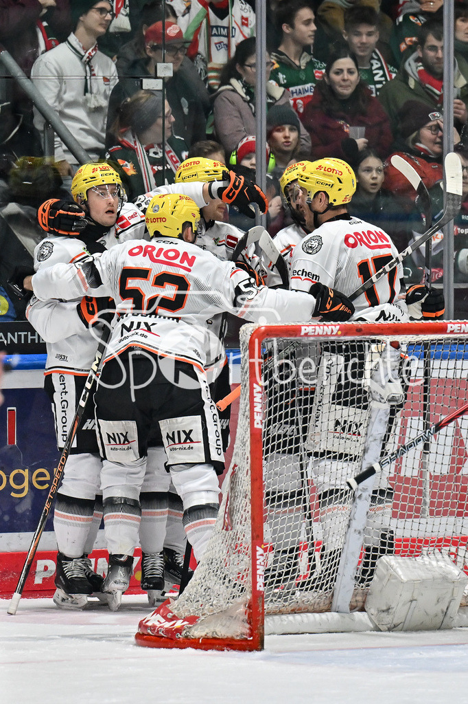 Augsburger Panther - Löwen Frankfurt  | Jubel der Gaeste nach dem Treffer zum 0-1 durch Daniel WIRT (Löwen Frankfurt #76) / Freude / Happy / Tor / Torschuetze / DEL: Augsburger Panther - Loewen Frankfurt, Curt Frenzel Stadion am 12.01.2025