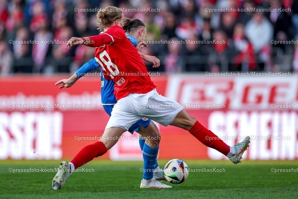 RWE06042501038 | 2025.04.06, Fußball, 3.Liga, Rot-Weiss Essen - FC Hansa Rostock, Stadion Hafenstraße, Saison 2024 2025: Tom Moustier (RWE #28) im Zweikampf gegen Adrien Lebeau (FC Hansa Rostock #14) DFB regulations prohibit any use of photographs as image sequences and or quasi-video.