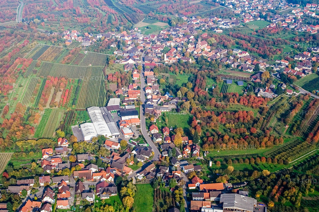 Luftbild: Dorfansicht im Ortsteil Mösbach in Achern im Bundesland Baden-Württemberg in Deutschland. Foto: IMG_13939.jpg vom 11.10.2008 durch Werner Riehm/FLY-FOTO.de