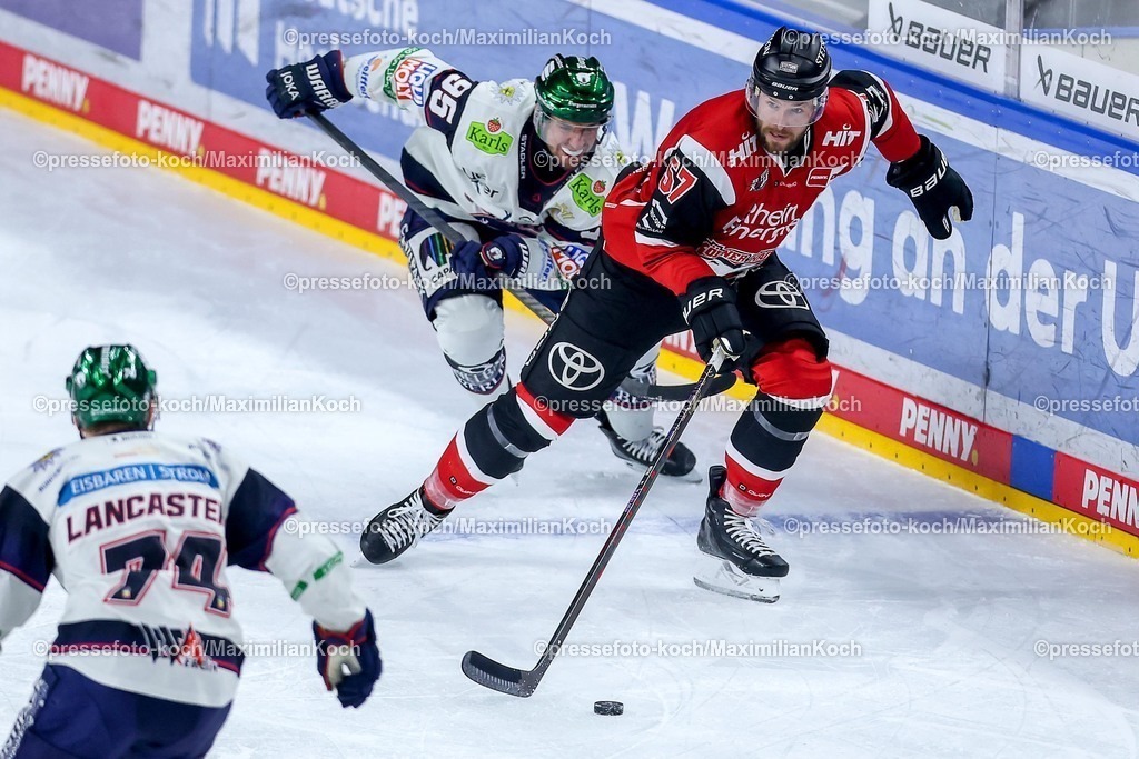 KEC20042601067 | 20.04.2026, Eishockey, DEL Halbfinale Play-Offs, Kölner Haie - Eisbären Berlin, Spiel 6, Lanxess-Arena Köln: Brady Austin (Kölner Haie #57) im Zweikampf gegen  Frederik Tiffels (Eisbären Berlin #95) 