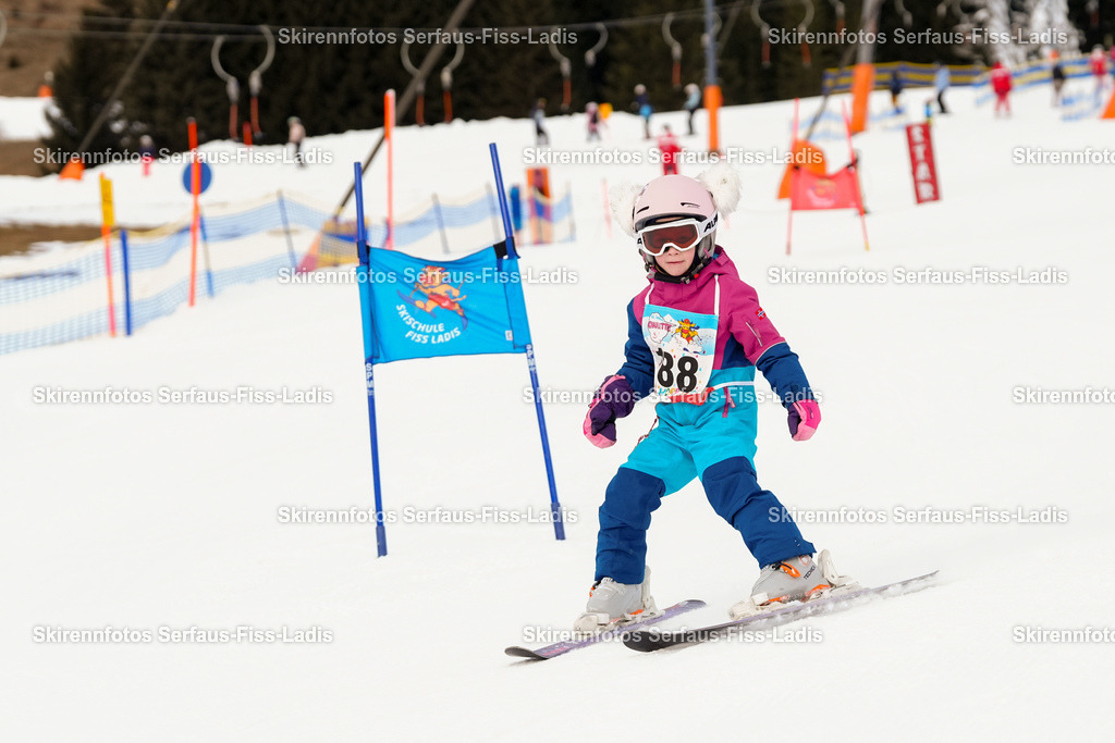 SRF_02.01.2026_0223 | Skirennfotos,Serfaus,Fiss,Ladis,Kinderskirennen,Winter,Tirol,Oberland,skirace,SFL,feelfree,weil wir's genießen,ski,Ski,skifahren,Sonnenplateau, - Realisiert mit Pictrs.com