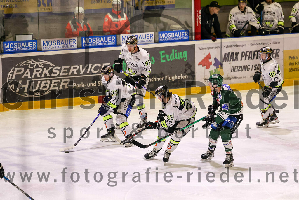 2024-02-02_042_TSV_Erding_gegen_ERSC_Amberg | Erding, Deutschland, 02.02.2024:
Eishockey, Bayernliga Vorrunde 2023 / 2024, 30. Spieltag, TSV Erding gegen ERSC Amberg, Endergebnis: 1:0

Davin Maus (ERSC Amberg, #13), Lukas Salinger (ERSC Amberg, #95), Michael Franz (Erding Gladiators, #13)

Foto: Christian Riedel / fotografie-riedel.net