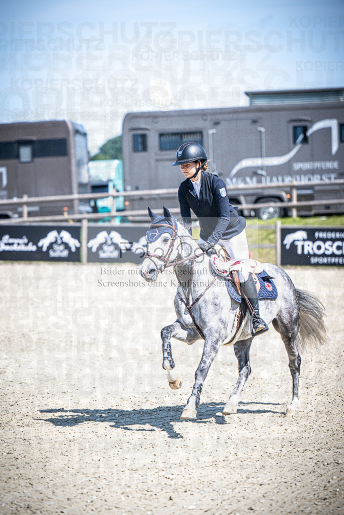 DOS_2966 | Entdecke hochwertige Reitturnierfotos von Foto Oger. Professionell, emotional und authentisch – jetzt Lieblingsmomente im Shop bestellen. - Realisiert mit Pictrs.com