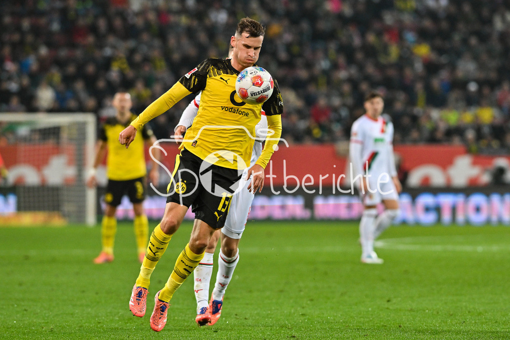 FC Augsburg - Borussia Dortmund | AUGSBURG, GERMANY - with ball Pascal GROSS (Borussia Dortmund 13) during the bundesliga match between FC Augsburg vs. Borussia Dortmund on matchday 9 at WWK Arena on October 31, 2025 in Augsburg, Germany / DFL REGULATIONS PROHIBIT ANY USE OF PHOTOGRAPHS AS IMAGE SEQUENCES AND/OR QUASI-VIDEO