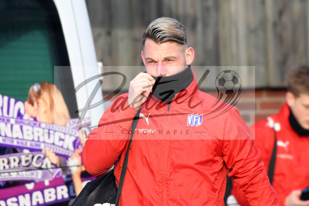 20200126_TRAOSN_0021 | Fußball, Herren: Torhüter Philipp Kühn (VfL Osnabrück) schaut beim Training des VfL Osnabrück am 26.01.2020 im Sportpark Illoshöhe in Osnabrück, Deutschland.(Foto von Nico Paetzel) - Realisiert mit Pictrs.com