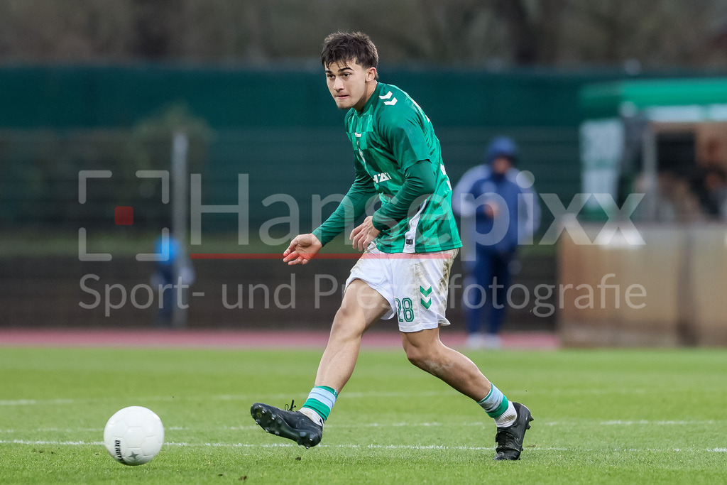Fussball, Regionalliga Nord, SV Werder Bremen II - BSV Kickers Emden | v.li.: Ethan Kohler (SV Werder Bremen II, 28) am Ball, Freisteller, Einzelbild, Ganzkörper, Aktion, Action, Spielszene