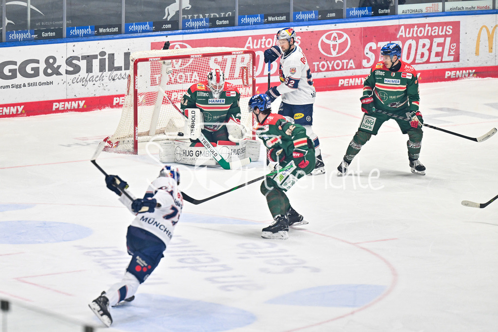 Augsburger Panther - EHC RB München | AUGSBURG, DEUTSCHLAND - 27. FEBRUAR: der Schuss von Markus EISENSCHMID (RB München 11) kann von Peyton JONES (Augsburger Panther 41) gehalten werden während dem Match zwischen den Augsburger Panthern und dem EHC RB München am 46. Spieltag der Penny DEL im Curt Frenzel Stadion
