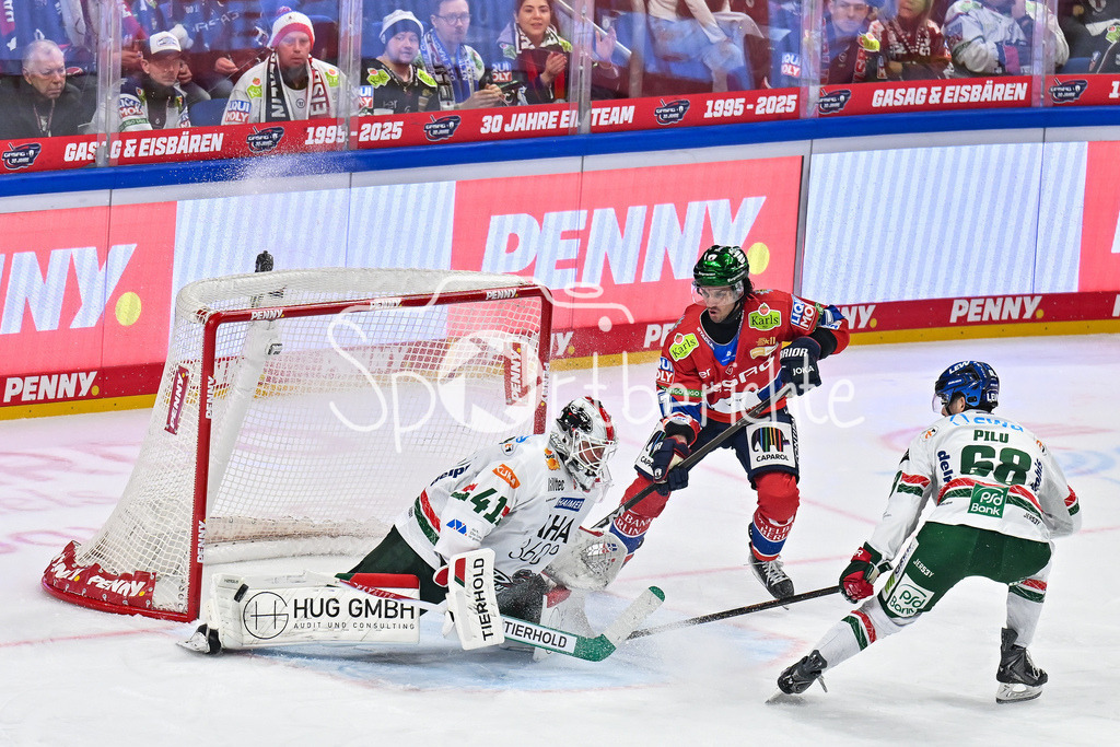 Eisbären Berlin - Augsburger Panther | BERLIN, GERMANY - 04. JANUARY: in dieser Szene können Peyton JONES (Augsburger Panther 41) und Fabrizio PILU (Augsburger Panther 68) ein Gegentor verhindern während dem Match zwischen den Eisbären Berlin und den Augsburger Panthern am 36. Spieltag der Penny DEL in der UBER Arena
