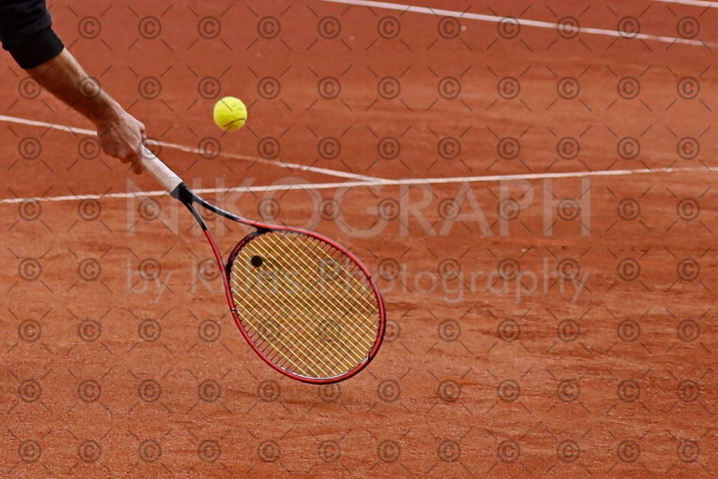 Tennisschläger | Ein Tennisschläger während der Schlagbewegung zum Tennisball.