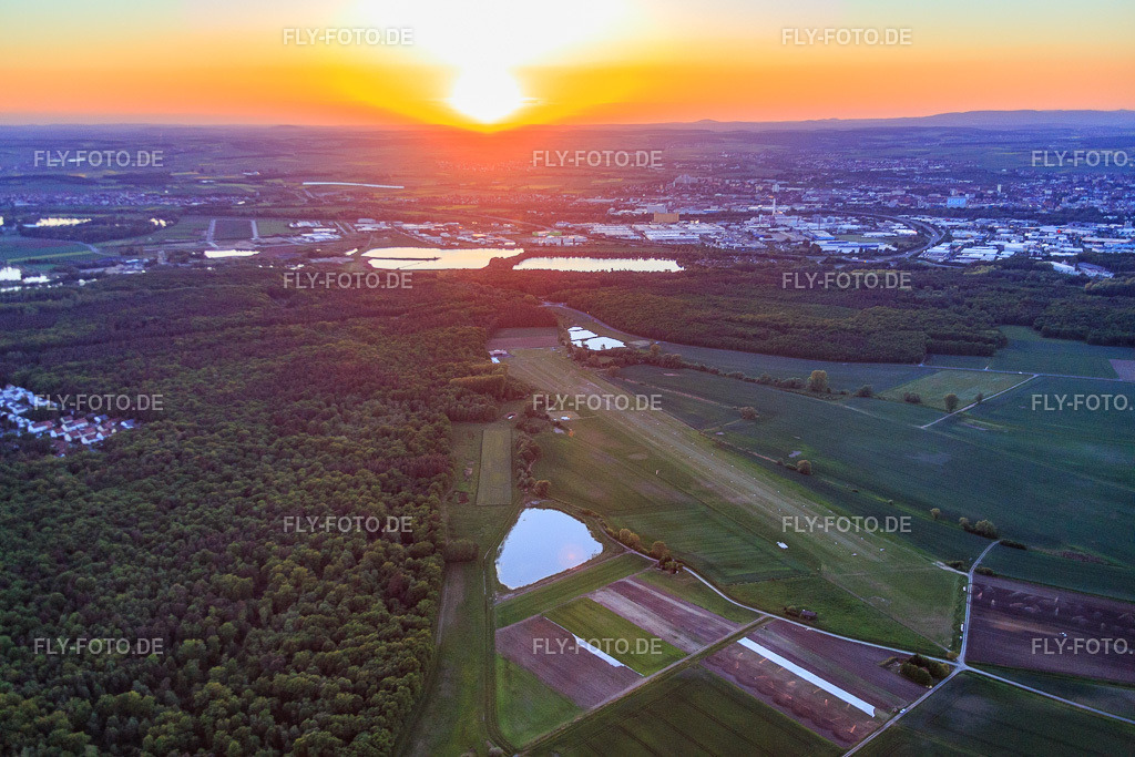 Flugplatz Schweinfurt-Süd EDFS bei Sunset | Luftbild: Flugplatz Schweinfurt-Süd EDFS bei Sunset in Gochsheim im Bundesland Bayern in Deutschland. Foto: IMG_079214.jpg vom 15.05.2015 durch Werner Riehm/FLY-FOTO.de - Realisiert mit Pictrs.com