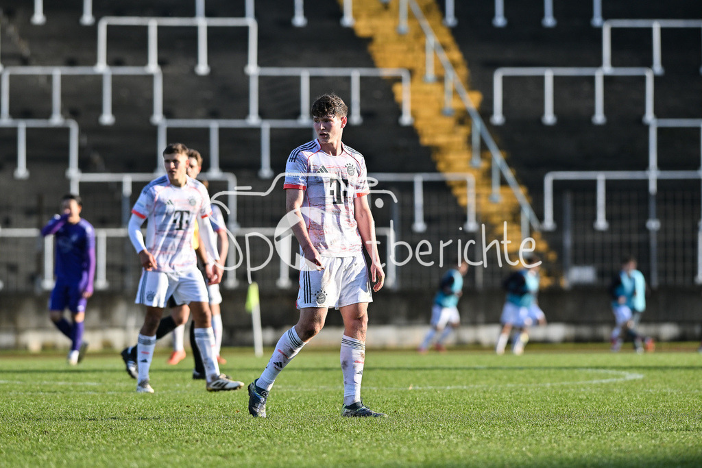 TSV Schwaben Augsburg - FC Bayern Amateure | AUGSBURG, GERMANY - 29. NOVEMBER: im Bild Richard Christian MEIER (FC Bayern München II 9) / Einzelfoto / Freisteller beim Ligaspiel zwischen dem TSV Schwaben Augsburg und den Amateuren des FC Bayern am 20. Spieltag der Regionalliga Bayern im Rosenaustadion