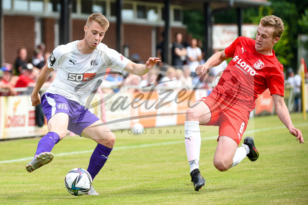 BSBOSN_20210626_0082 | Fussball, Herren: Davide Itter (VfL Osnabrueck) und Markus Luehrmann (TuS Bersenbrueck) im Zweikampf beim Testspiel zwischen TuS Bersenbrueck und VfL Osnabrueck im Hasestadion am 26.06.2021 in Bersenbrueck, Deutschland. - Realisiert mit Pictrs.com