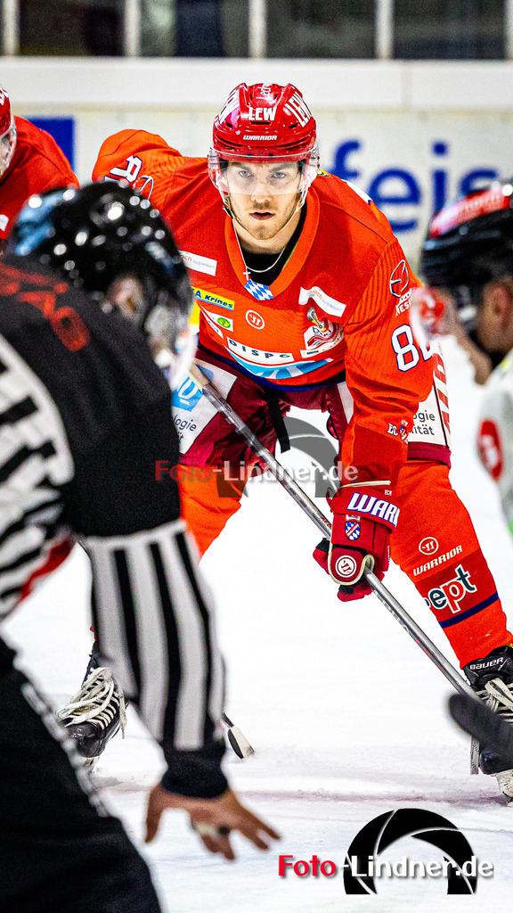 EC Peiting vs Höchstadter EC Alligators | Eishockey Oberliga Süd 2023/2024, EC Peiting vs Höchstadter EC Alligators
Dennis KRUTSCH (ECP 82) in Position beim Bully,
2023-10-01 in Peiting (Eisstadion)
82 Dennis KRUTSCH (ECP 82)
Copyright: FotoLindner