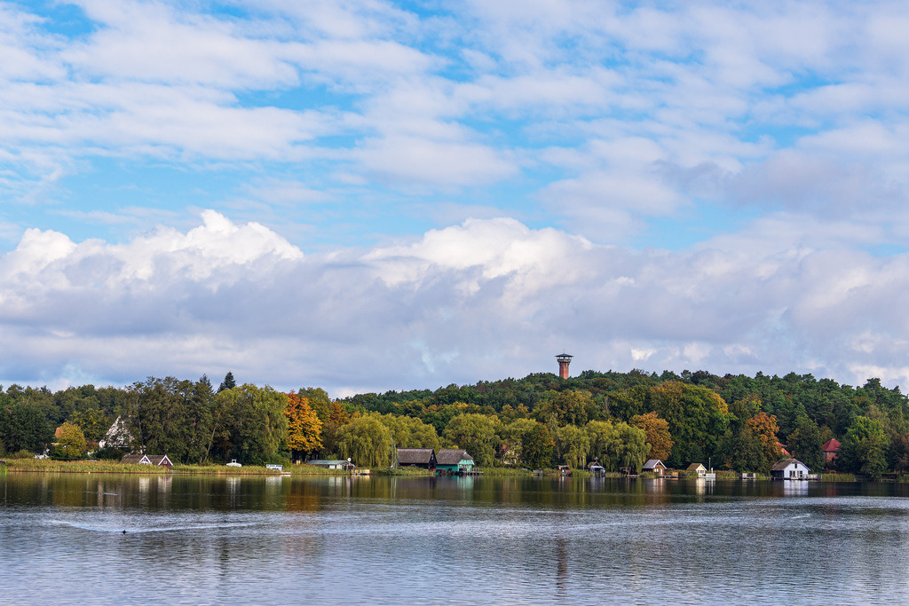 Bootshäuser und Aussichtsturm am Krakower See in der Stadt Krakau am See | Bootshäuser und Aussichtsturm am Krakower See in der Stadt Krakau am See.