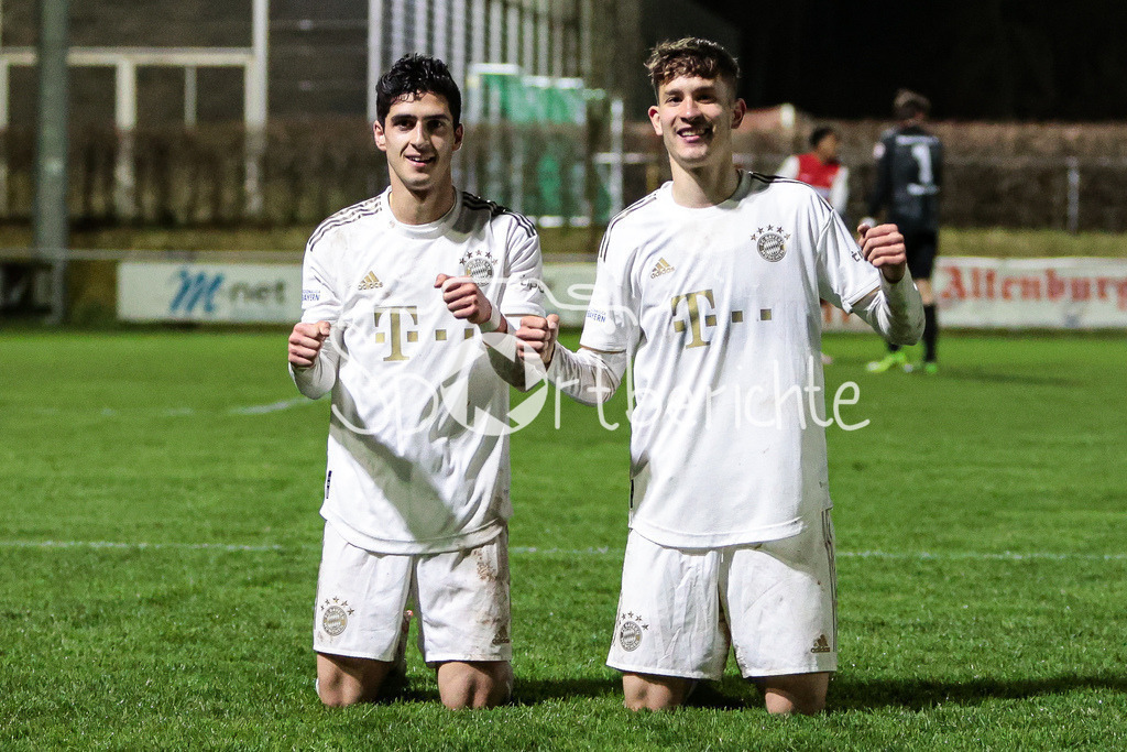 SV Heimstetten - FC Bayern Amateure | Grant-Leon RANOS (FCB #22) jubelt nach seinem Tor zum 1-5 / Gabriel MARUSIC (FCB #5)