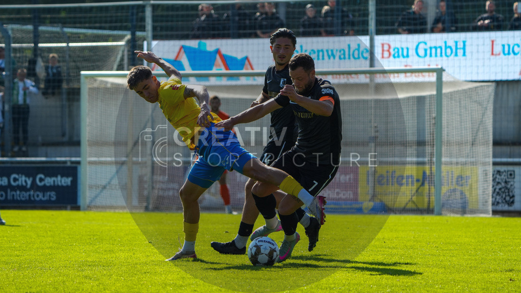 Fußball, Herren, Saison 2025/2026, Regionalliga Nordost, 10. Spieltag, FSV 63 Luckenwalde vs. BSG Chemie Leipzig, Samstag 27.09.2025, Werner-Seelenbinder-Stadion Luckenwalde, | Fußball, Herren, Saison 2025/2026, Regionalliga Nordost, 10. Spieltag, FSV 63 Luckenwalde vs. BSG Chemie Leipzig, Samstag 27.09.2025, Werner-Seelenbinder-Stadion Luckenwalde, Im Bild: v.l. Mike Bachmann (Luckenwalde), Valon Aliji (Chemie) und Janik Mäder (Chemie) - Realisiert mit Pictrs.com