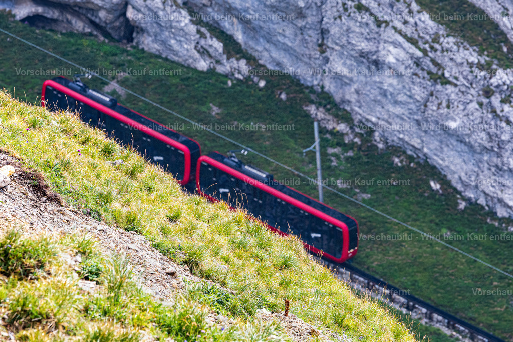 Pilatus Zahnradbahn im Sommer | Stimmungsvolle Fotokunst aus Luzern. Erlebe den Pilatus, den See und die Stadt Luzern in exklusiven Aufnahmen in der Fotogalerie & Shop. - Realisiert mit Pictrs.com