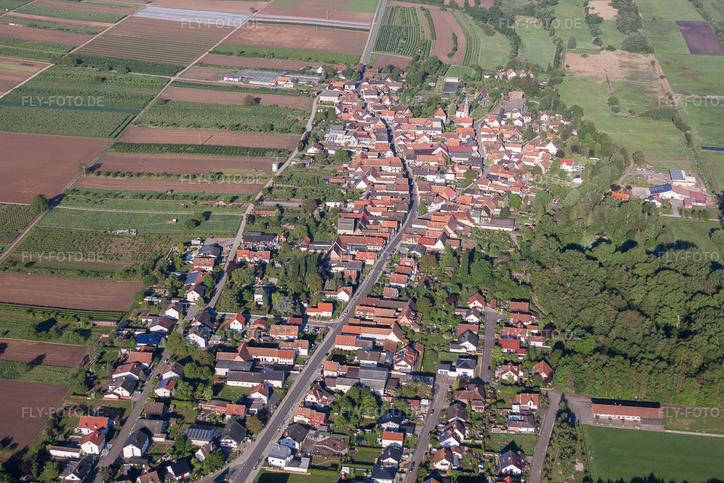 Luftbild: landwirtschaftlichen Feldern und Nutzflächen in Winden im Bundesland Rheinland-Pfalz in Deutschland. Foto: IMG_64768.jpg vom 04.05.2014 durch Werner Riehm/FLY-FOTO.de