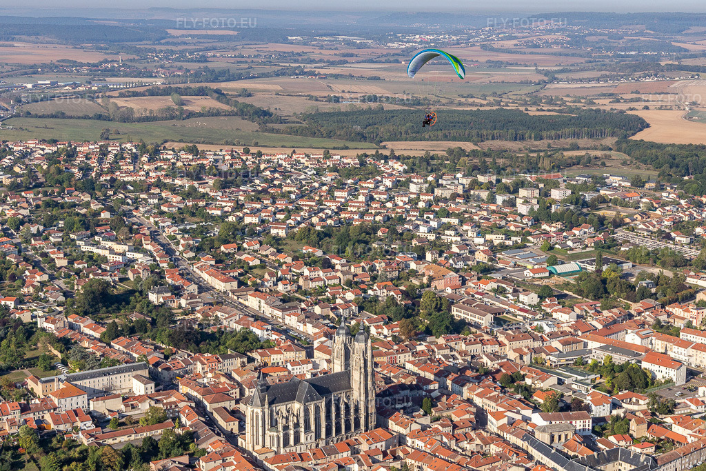 Vue aérienne: Basilique de Saint-Nicolas-de-Port à Saint-Nicolas-de-Port dans le département Meurthe et Moselle, France. Photo: IMG_118213.jpg prise le 15/09/2019 par Werner Riehm/FLY-FOTO.eu – Résolution de l'original: 4639 x 3092 px