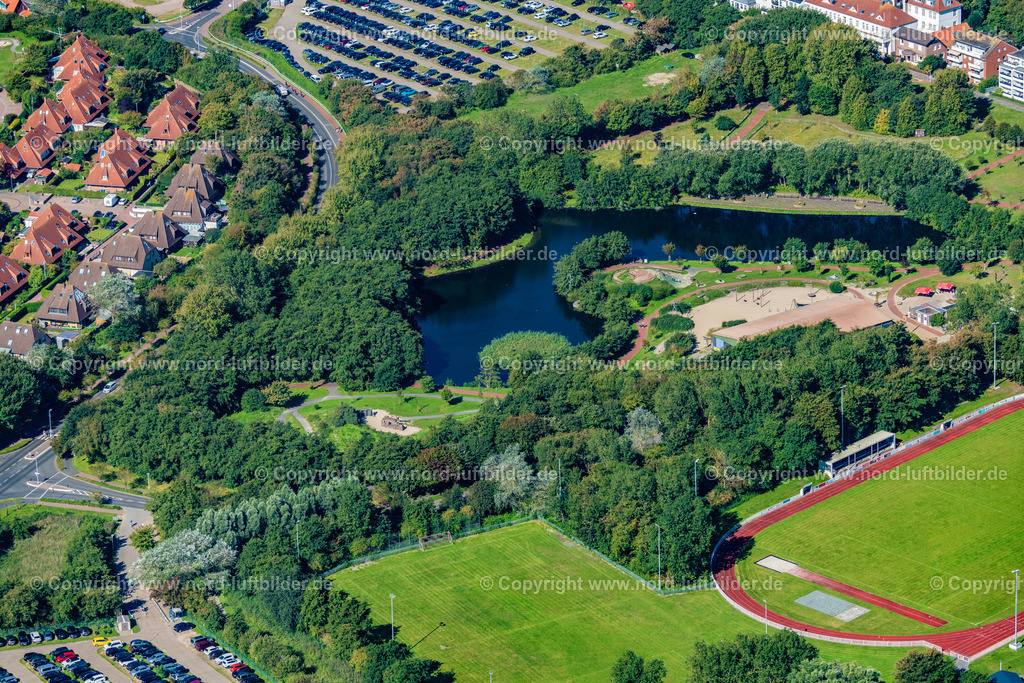 Norderney_Spielpark_Kap_Hoorn_ELS_6556050923 | NORDERNEY 05.09.2023 Parkanlage und Spielplatz mit Sandflächen mit Teich und Indoor Spielhalle" Kap Hoorn " in Norderney im Bundesland Niedersachsen, Deutschland. // Park and playground with sandy areas with a pond and indoor play hall "Kap Horn" in Norderney in the state Lower Saxony, Germany. Foto: Martin Elsen
