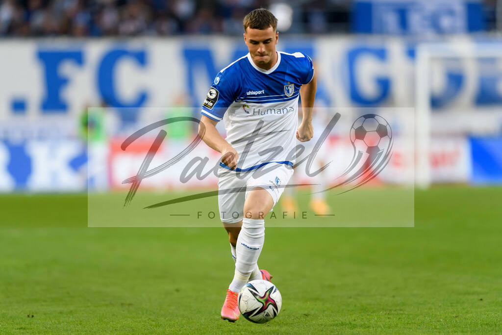FCMFCK20210904_221 | Fussball, Herren: Adrian Malachowski (1. FC Magdeburg) in Aktion, am Ball, Einzelaktion beim Spiel der 3. Liga zwischen 1. FC Magdeburg und 1. FC Kaiserslautern in der MDCC-Arena am 04.09.2021 in Magdeburg, Deutschland.DFB / DFL REGULATIONS PROHIBIT ANY USE OF PHOTOGRAPHS AS IMAGE SEQUENCES AND/OR QUASI-VIDEO. - Realisiert mit Pictrs.com
