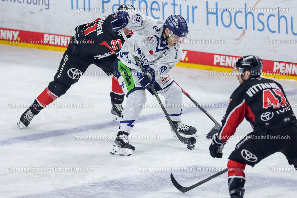 KEC22122401012 | 22.12.2024, Eishockey, DEL, Kölner Haie - Straubing Tigers, Spieltag 29, Lanxess-Arena Köln: Tim Brunnhuber (Straubing Tigers #19) behauptet sich gegen Juhani Tyrväinen (Kölner Haie #21) und Veli-Matti Vittasmäki (Kölner Haie #47)