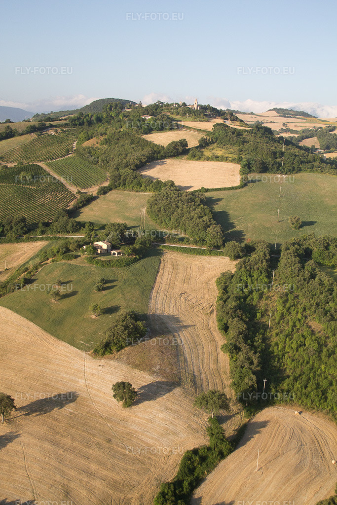 Vue aérienne: Vue de la ville à Isola di Fano dans le département Les Marches, Italie. Photo: IMG_43029.jpg prise le 15/07/2011 par Werner Riehm/FLY-FOTO.eu – Résolution de l'original: 2848 x 4272 px