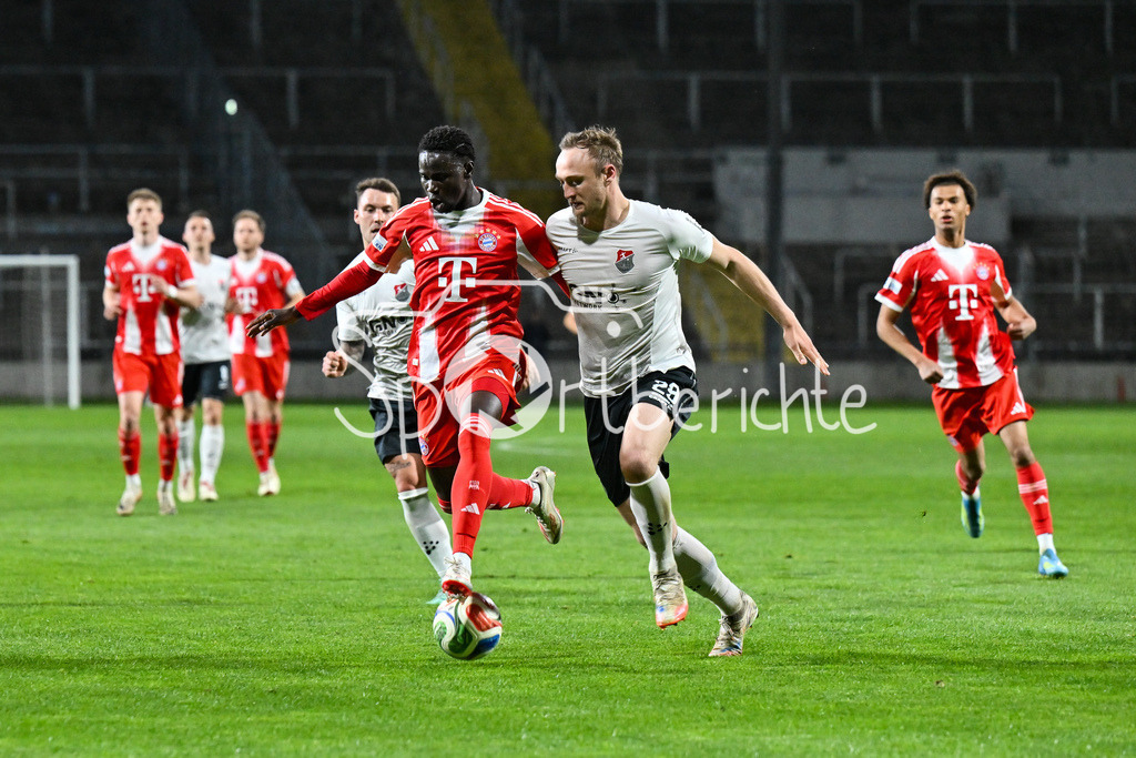 FC Bayern Amateure - TSV Aubstadt | MÜNCHEN, GERMANY - 24. APRIL: im Duell Bajung DARBOE (FC Bayern München II 7) und Marco NICKEL (TSV Aubstadt 29) während dem Match zwischen den Amateuren des FC Bayern und dem TSV Aubstadt am 31. Spieltag der Regionalliga Bayern im Grünwalder Stadion