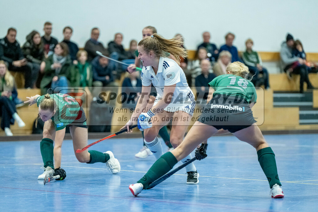 HK_20240113_108014 | 1. Bundesliga Damen Düsseldorfer HC - Club Raffelberg am 13.1.2024 DHC Halle, Düsseldorf , Lilien Greta Reichert ( Club Raffelberg #20 ) , Mabel Brands ( Düsseldorfer HC #7 ) , Mira Lina Hildebrandt ( Club Raffelberg #18 )