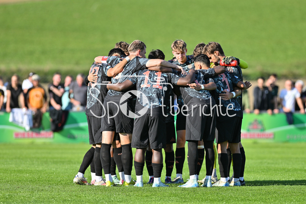 SpVgg Hankofen-Hailing - FC Bayern Amateure | Das Team der Amateure motiviert sich nochmal vor der Partie / Regionalliga Bayern: SpVgg Hankofen-Hailing - FC Bayern München II, Maierhofer-Bau Stadion am 20.09.2024