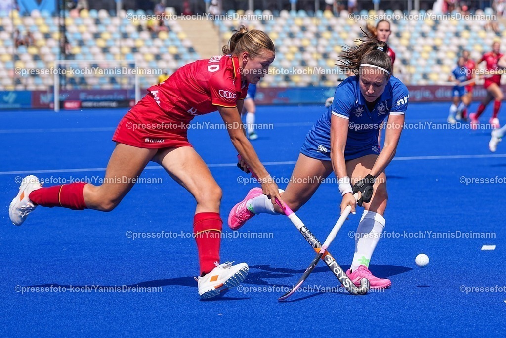 xydrx13082502002 | 13.08.2025, xydrx, Frauen EuroHockey Championship 2025, Gruppenphase, Gruppe B, Belgien - Schottland, Sparkassenpark Mönchengladbach: Delphine Marien (BEL #4) im Zweikampf gegen Amy Costello (SCO #8)