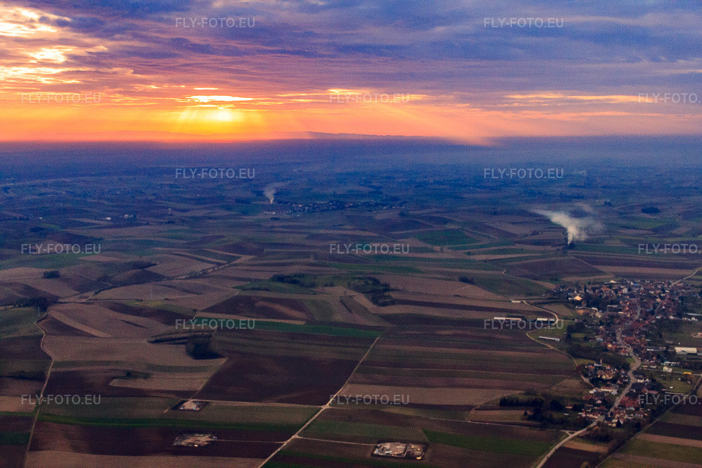 Vue aérienne: Champs et prairies vus de l'est au coucher du soleil à Niederlauterbach dans le département Bas Rhin, France.Photo: IMG_22983.jpg prise le 21/11/2009 par Werner Riehm/FLY-FOTO.euRésolution de l'original: 4752 x 3168 px